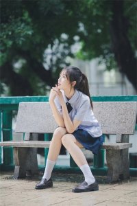 ​一个人拍照也要精彩，8个简约好看的拍照姿势，学好便能拍美照