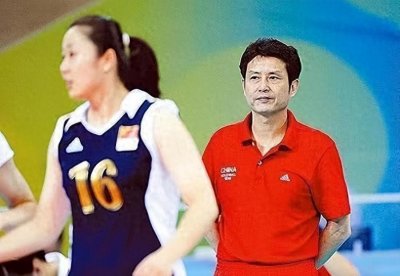 ​陈忠和现状：二婚娶女排弟子作为妻子，现在已退休带妻子回归家庭