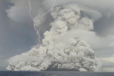 ​长白山天池火山：两千年内喷发威力最强的火山，被监测到活动频繁
