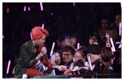 ​谢和弦开唱失控，接连强吻多位女粉丝