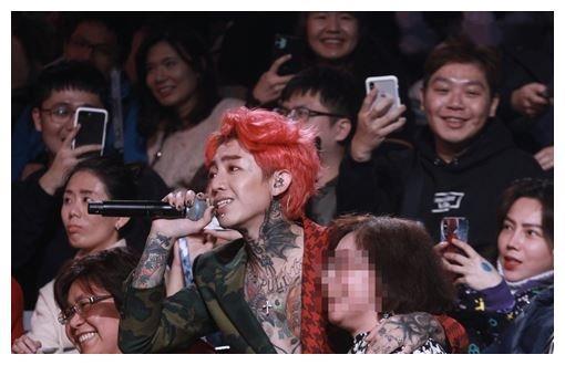 谢和弦开唱失控，接连强吻多位女粉丝