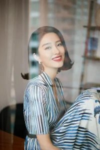 ​杨采钰:才华与美貌并存的演员