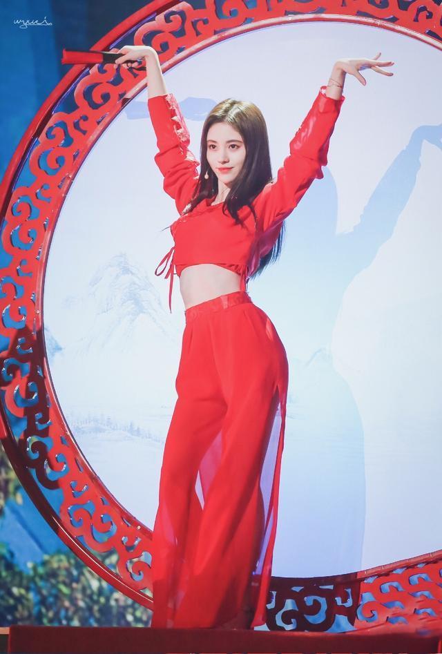被鞠婧祎惊艳到了，《国风美少年》中一袭红衣明媚又清纯，真漂亮