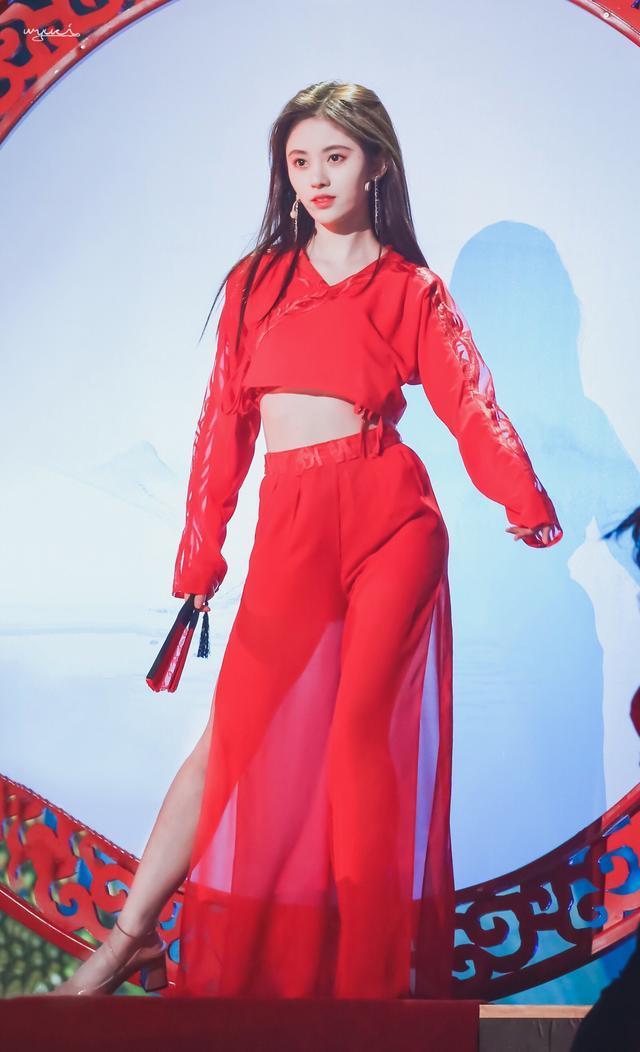 被鞠婧祎惊艳到了，《国风美少年》中一袭红衣明媚又清纯，真漂亮