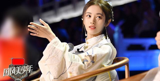 被鞠婧祎惊艳到了，《国风美少年》中一袭红衣明媚又清纯，真漂亮