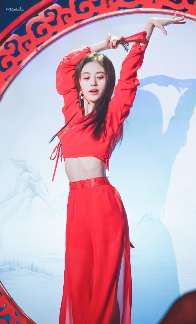 被鞠婧祎惊艳到了，《国风美少年》中一袭红衣明媚又清纯，真漂亮