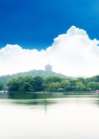 西湖的景色,一年四季都很美丽,春天,垂柳