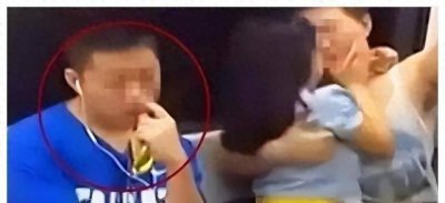 ​情侣地铁里激情相吻摸胸上下其手，女子陶醉配合：辣眼睛
