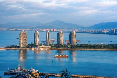 ​皇后湾古称“琼南湾”，位于“国家海岸”之称的海棠湾海岸线上