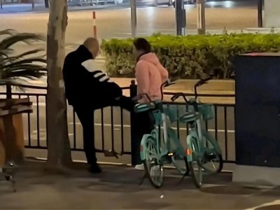 ​街头暴力事件引发舆论热议,男子当街暴打女子，拽着头发拖行数米