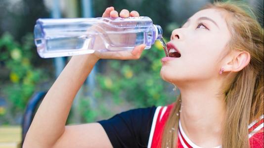 女孩子主动问你年龄怎么回她比较好1