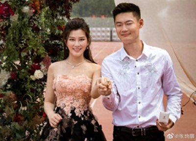 ​520狗粮再撒一波！百米飞人张培萌鸟巢外成功求婚