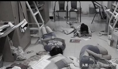 ​七名舍友惨死在她面前，她竟然在尸体旁安然入睡。