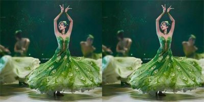 ​杨丽萍对关晓彤的孔雀舞非常满意，鼓励赞赏对未来充满期待