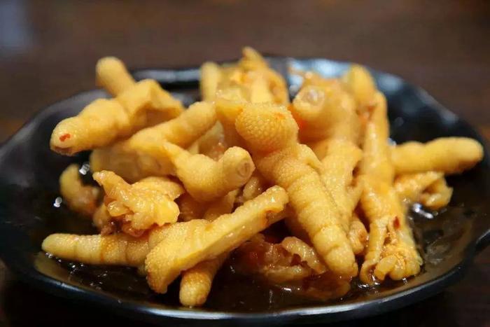 “毒鸡爪”、“毒豆芽”曝光！激素超标可致癌，看完还敢吃吗？