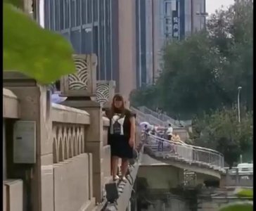 ​成都女子轻生路人视角（19岁女子成都九眼桥发轻生微博）