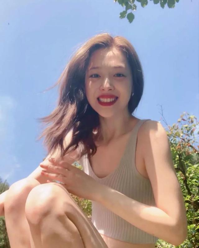 患抑郁症韩国女星崔雪莉身亡（韩国女星雪莉家中上吊自杀）(14)