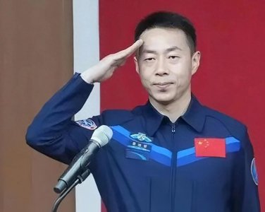 ​解放军航天员蔡旭哲的父亲心愿，儿子当个军官，4个原因超出想象