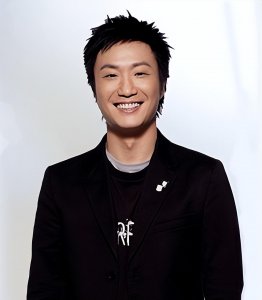 ​“暴龙哥”郑中基：父亲被称为乐坛教父，因醉酒打人被FBI逮捕