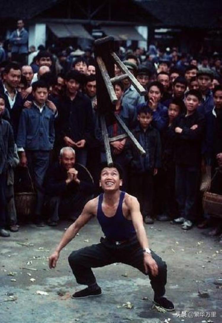 民间杂耍艺人「中国的八九十年代走街串巷的杂耍艺人为何会逐渐消失」