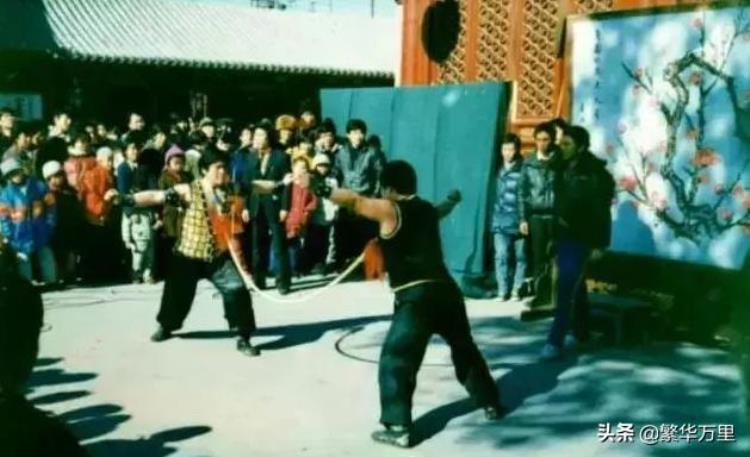 民间杂耍艺人「中国的八九十年代走街串巷的杂耍艺人为何会逐渐消失」