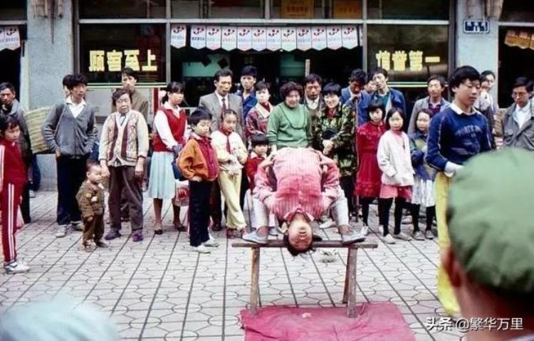 民间杂耍艺人「中国的八九十年代走街串巷的杂耍艺人为何会逐渐消失」
