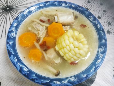 ​排骨汤的家常做法，汤鲜味美，清淡无油腻，排骨软嫩多汁