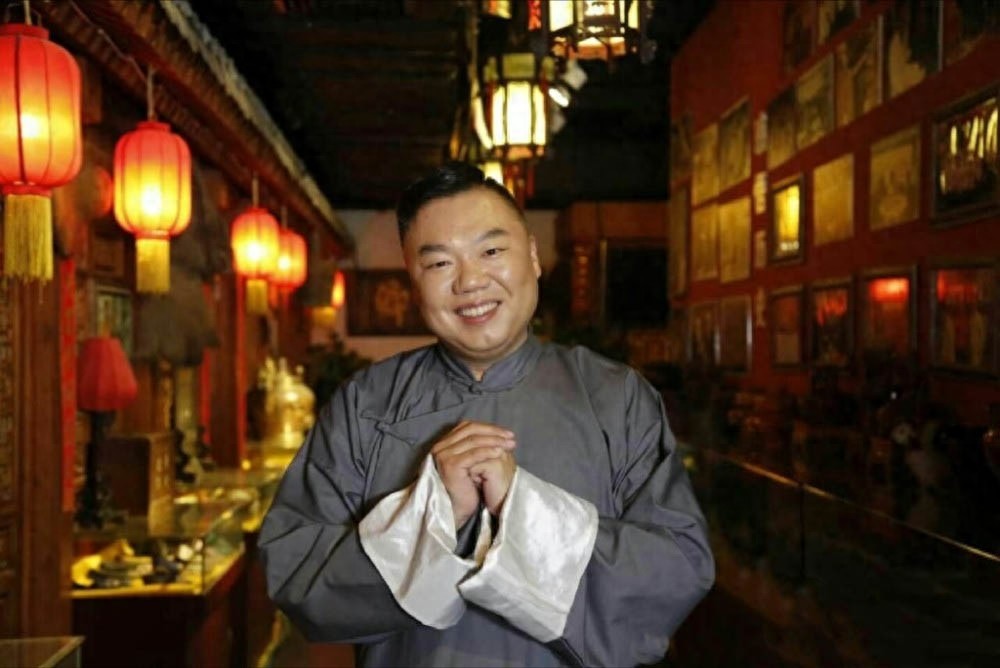 出演《武林外传》李大嘴一角走红,如今家庭美满,享受副团级待遇