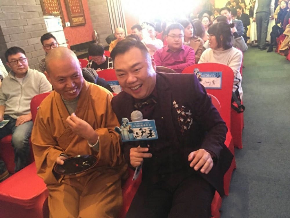 出演《武林外传》李大嘴一角走红,如今家庭美满,享受副团级待遇