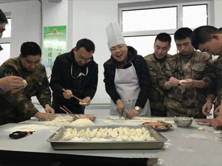 出演《武林外传》李大嘴一角走红,如今家庭美满,享受副团级待遇