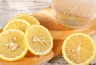 ​柠檬泡水喝有什么作用与功效