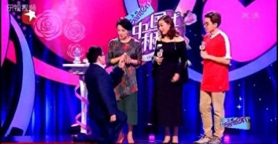 ​中国式相亲：抢亲海归男凭什么敢跪地求机会？