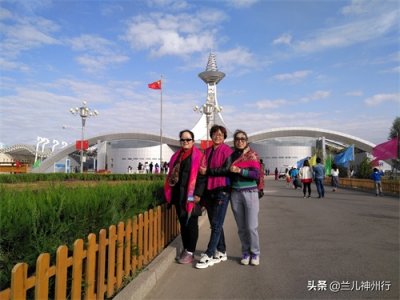 ​国庆期间，我们的自驾游团队去策克口岸看国门、界碑，转免税商店