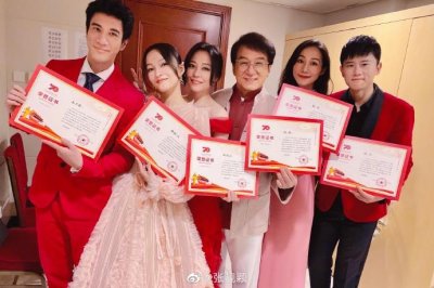 ​张韶涵又陷入C位风波，张靓颖单手抱起张韶涵，力证我们好着呢