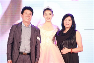 关晓彤的家庭背景如何（关晓彤家世爆料）(3)_