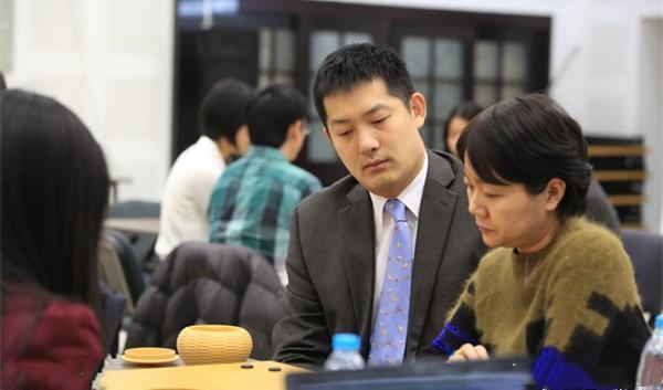 常昊现任棋协副主席,44岁依旧英俊潇洒,大8岁妻子已老态尽显