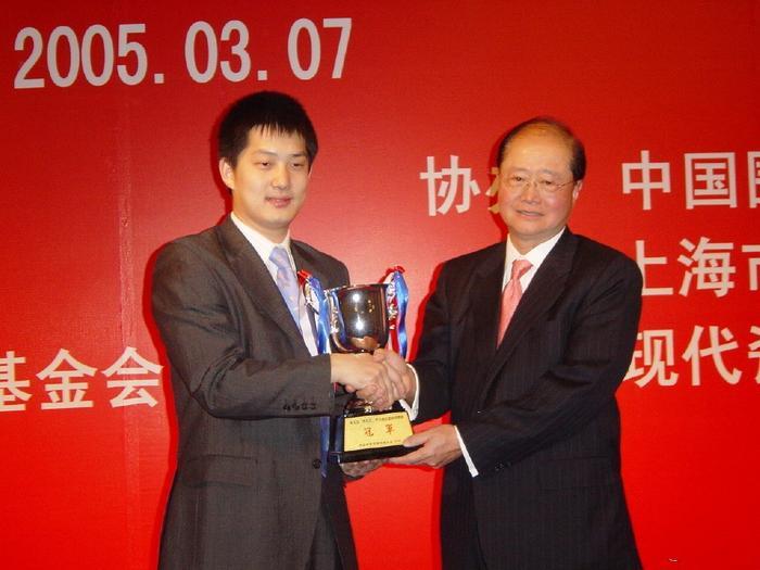 常昊现任棋协副主席,44岁依旧英俊潇洒,大8岁妻子已老态尽显