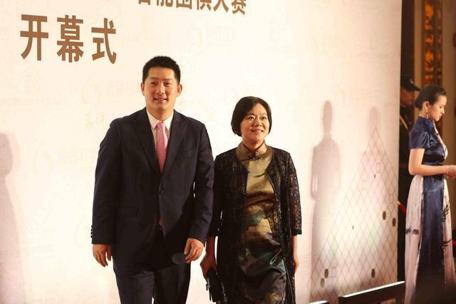 常昊现任棋协副主席,44岁依旧英俊潇洒,大8岁妻子已老态尽显