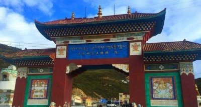 ​喇荣五明佛学院，在这里可以感受藏传佛教的神秘，感受信仰的力量