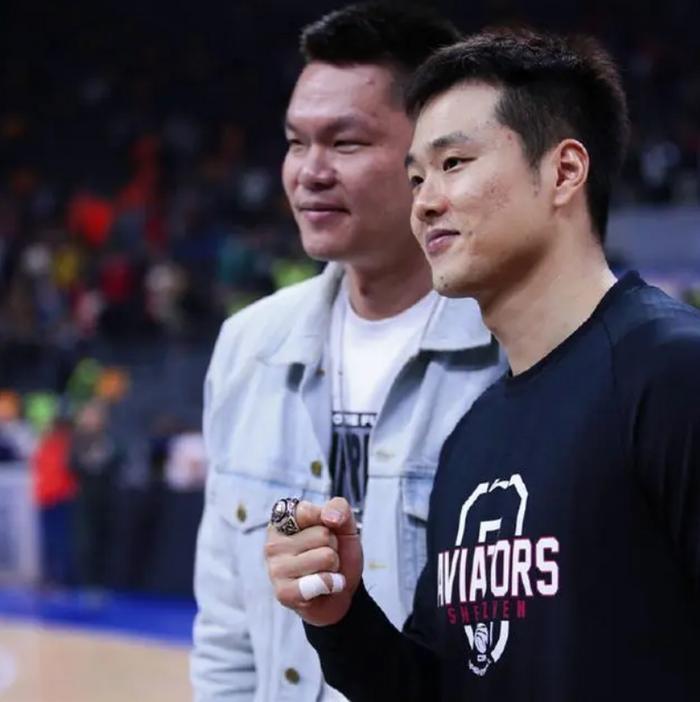 广东队总冠军队员晒肌肉照，八块腹肌令人眼馋，却遭杜锋弃用