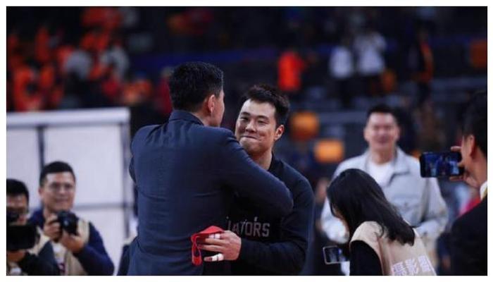 广东队总冠军队员晒肌肉照，八块腹肌令人眼馋，却遭杜锋弃用