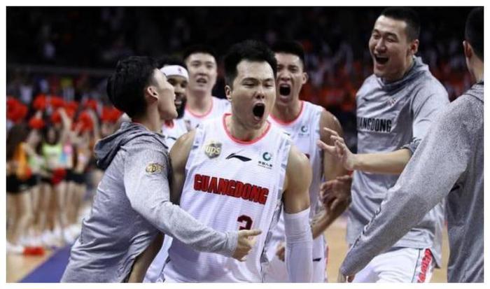 广东队总冠军队员晒肌肉照，八块腹肌令人眼馋，却遭杜锋弃用