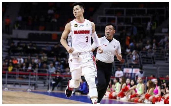 广东队总冠军队员晒肌肉照，八块腹肌令人眼馋，却遭杜锋弃用