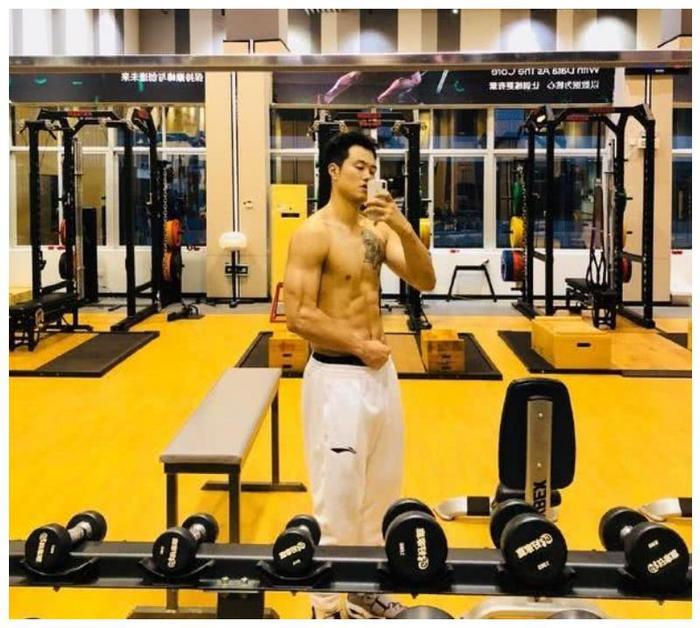 广东队总冠军队员晒肌肉照，八块腹肌令人眼馋，却遭杜锋弃用