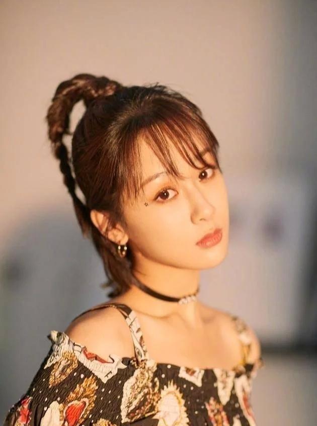 曝因邓伦档期冲突 春晚节目被砍 杨紫将和容嬷嬷搭档新节目