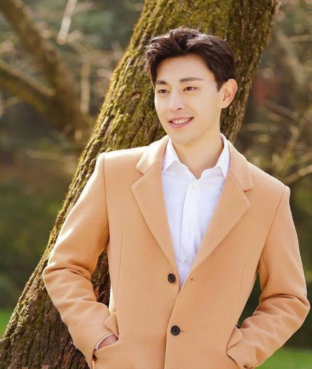 曝因邓伦档期冲突 春晚节目被砍 杨紫将和容嬷嬷搭档新节目