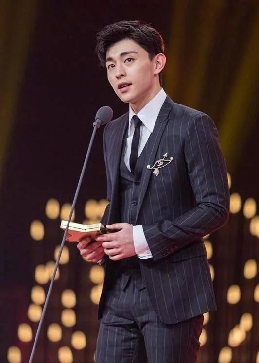 曝因邓伦档期冲突 春晚节目被砍 杨紫将和容嬷嬷搭档新节目