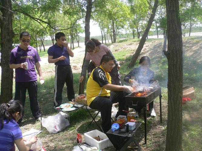 4、郊外野外烧烤。