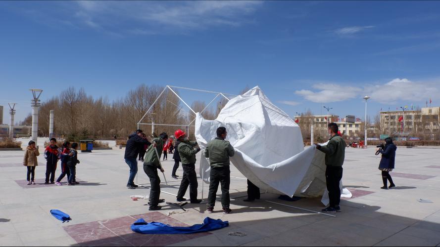 2、搭帐篷之前必须要准备一些食品以及饮水的设备;