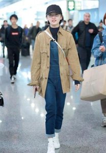 ​宽松背带裤配什么外套好看(背带裤搭配什么外套好看图片)